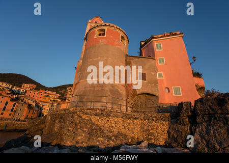 Die Kirche in dem kleinen Meer Dorf Tellaro bei Sonnenuntergang, in der Nähe von Lerici, Spezia, Ligurien, Italien, Europa/St Georg Kirche Stockfoto