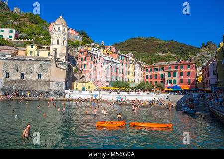 VERNAZZA, Italien, 31. JULI 2017 - Blick auf Vernazza, Cinque Terre, La Spezia Provinz, Ligurische Küste, Italien. Stockfoto