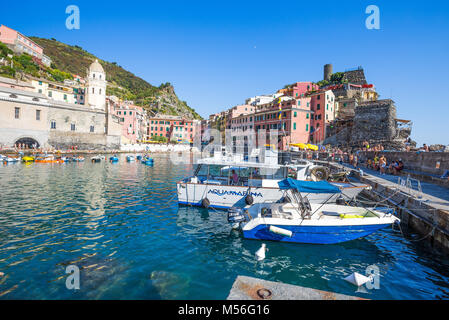 VERNAZZA, Italien, 31. JULI 2017 - Blick auf Vernazza, Cinque Terre, La Spezia Provinz, Ligurische Küste, Italien. Stockfoto