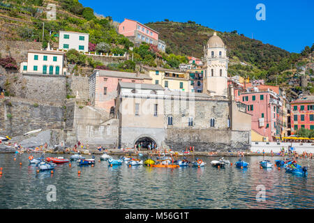 VERNAZZA, Italien, 31. JULI 2017 - Blick auf Vernazza, Cinque Terre, La Spezia Provinz, Ligurische Küste, Italien. Stockfoto