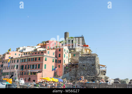 VERNAZZA, Italien, 31. JULI 2017 - Blick auf Vernazza, Cinque Terre, La Spezia Provinz, Ligurische Küste, Italien. Stockfoto