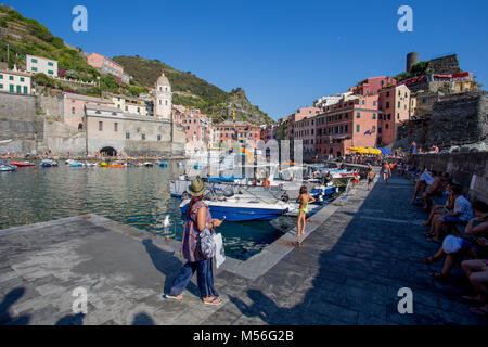 VERNAZZA, Italien, 31. JULI 2017 - Blick auf Vernazza, Cinque Terre, La Spezia Provinz, Ligurische Küste, Italien. Stockfoto