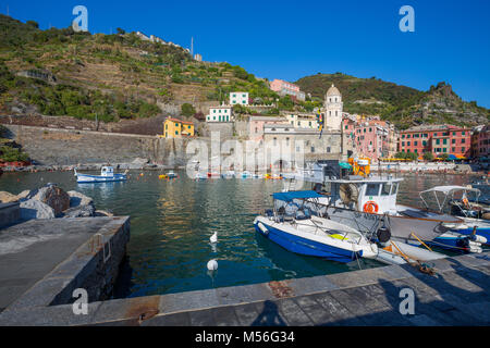 VERNAZZA, Italien, 31. JULI 2017 - Blick auf Vernazza, Cinque Terre, La Spezia Provinz, Ligurische Küste, Italien. Stockfoto