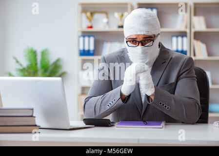 Bandagierte Geschäftsmann Arbeiter, die im Büro tun paperwor Stockfoto