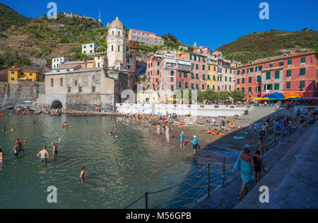 VERNAZZA, Italien, 31. JULI 2017 - Blick auf Vernazza, Cinque Terre, La Spezia Provinz, Ligurische Küste, Italien. Stockfoto