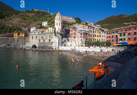 VERNAZZA, Italien, 31. JULI 2017 - Blick auf Vernazza, Cinque Terre, La Spezia Provinz, Ligurische Küste, Italien. Stockfoto