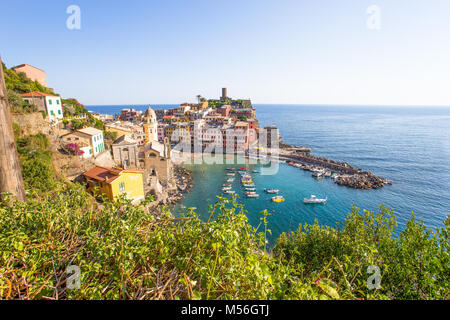 VERNAZZA, Italien, 31. JULI 2017 - Blick auf Vernazza, Cinque Terre, La Spezia Provinz, Ligurische Küste, Italien. Stockfoto