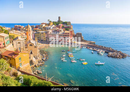 VERNAZZA, Italien, 31. JULI 2017 - Blick auf Vernazza, Cinque Terre, La Spezia Provinz, Ligurische Küste, Italien. Stockfoto