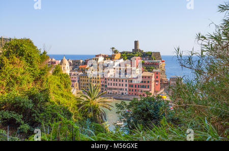 VERNAZZA, Italien, 31. JULI 2017 - Blick auf Vernazza, Cinque Terre, La Spezia Provinz, Ligurische Küste, Italien. Stockfoto