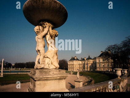 Jardin du Luxembourg in Paris, Frankreich Le Jardin du Luxembourg, Luxembourg, in der 6. Arrondissement von Paris, erstellt wurde Anfang 1612 von Marie de Medici, der Witwe von König Heinrich IV. von Frankreich, für eine neue Residenz, die sie konstruiert, die Luxemburg Palace. Der Garten ist heute durch den französischen Senat, die im Palast erfüllt. Es umfasst 23 Hektar und ist für seinen Rasen, Baum bekannt - Promenaden, Blumenbeete, Modell Segelboote auf Seine kreisförmige Becken gefüttert, und malerischen Medici Brunnen, im Jahre 1620 erbaut. Stockfoto