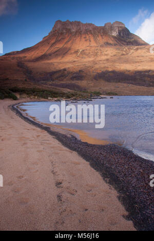 Stac Pollaidh vom Loch Lurgainn, Inverpolly, in der Nähe von Ullapool, NW Schottland Stockfoto