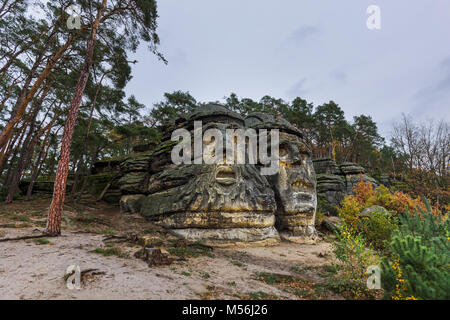 Die Köpfe der Skulpturen Teufel im Dorf Zelizy - Tschechische Republik Stockfoto