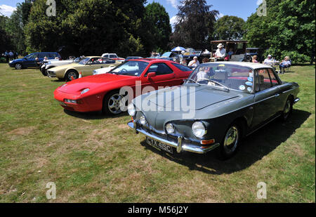Typ 34 VW Karmann Ghia, Porsche 928 und Alfa GTV Zagato bei einem Oldtimertreffen in England Stockfoto