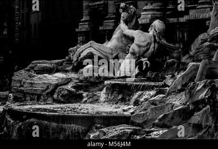 Trevi-brunnen in Rom Italien. 2000 Der Trevi-brunnen (Italienisch: Fontana di Trevi) ist ein Brunnen in der Trevi Viertel in Rom, Italien, vom italienischen Architekten Nicola Salvi entworfen und von Pietro Bracci abgeschlossen. Ständigen 26,3 Meter (86 ft) hohen und 49,15 Meter (161,3 ft) breit, es ist die größte barocke Springbrunnen der Stadt und einer der berühmtesten Brunnen der Welt. Der Brunnen ist in einige bemerkenswerte Filme, darunter Federico Fellinis La Dolce Vita, die Namensgebende drei Münzen im Brunnen erschien, Stockfoto