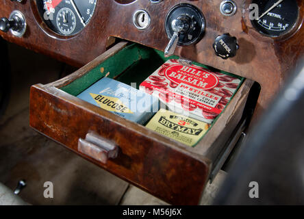 Holz- Schublade im Armaturenbrett des 1955 Jaguar Mk VII. Stockfoto