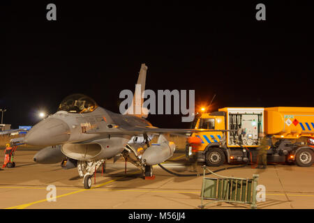 Leeuwarden Feb 6 2018: Night Flight Training. F-16 Fighting Falcon ist für die nächste Mission betankt. Stockfoto