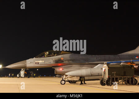 Leeuwarden Feb 6 2018: Night Flight Training. F-16 Fighting Falcon. Durchführung vor. Stockfoto