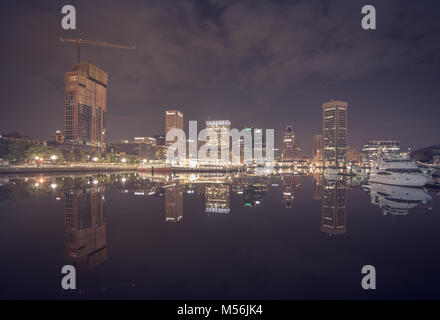 Lange Belichtung der bunten Baltimore skyline Stockfoto