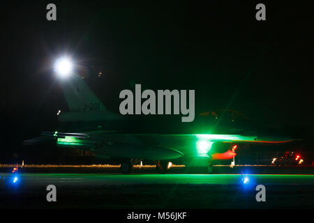 Leeuwarden Feb 6 2018: Night Flight Training. F-16 bereit zum Abheben. Stockfoto