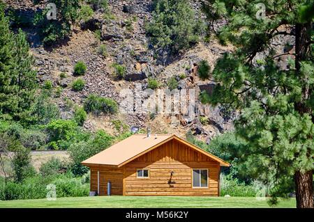 Alte hölzerne Scheune in den Bergen in Montana Stockfoto