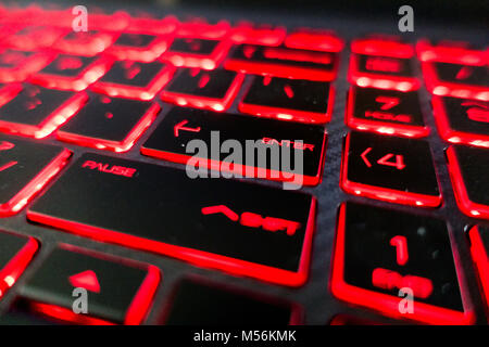 Rote Lichter Tastatur Tasten auf der Tastatur, schwarz Stockfoto