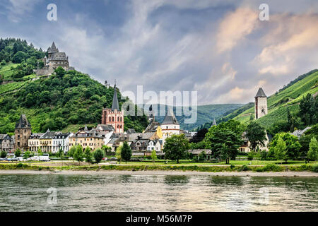 Bacharach ist eine kleine Stadt im Landkreis Mainz-Bingen in Rheinland-Pfalz, Deutschland. Burg Stahleck ist auf dem Hügel. Stockfoto