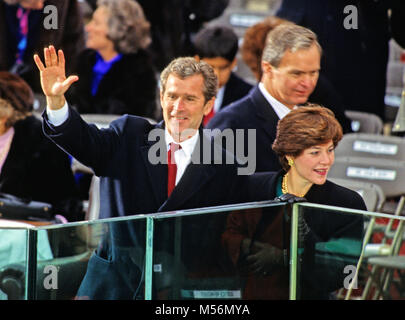 Geschäftsmann George W. Bush Wellen vom Podium vor seinem Vati, Usa-Präsidenten George H.W. Bush, vereidigte als 41. Präsident der Vereinigten Staaten im US Capitol am 20. Januar 1989. Am Recht ist seine Frau Laura Bush. Credit: Arnie Sachs/CNP/MediaPunch Stockfoto