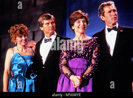 Von links nach rechts: Sally Dunbar Atwater, Lee Atwater, Vorsitzender des Republican National Committee, Laura Bush, und Campaign Advisor und Geschäftsmann George W. Bush Links besuchen eine Eröffnungs-Ball feiert die Einweihung von George H.W. Bush als 41. Praesident der Vereinigten Staaten über die Einweihung Tag, 20 Januar, 1989 in Washington, DC. Credit: Pam Preis/Pool über CNP/MediaPunch Stockfoto