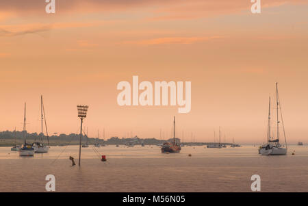 Boote im Kanal Wells-next-das Meer an einem Sommerabend. Stockfoto