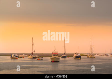 Boote im Kanal Wells-next-das Meer an einem Sommerabend. Stockfoto