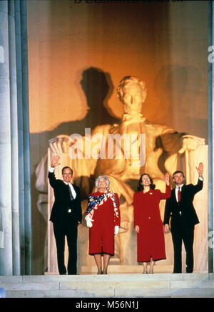 Usa-Präsidenten George H.W. Bush besucht die Eröffnung seiner Amtseinführung am Lincoln Memorial in Washington, DC am 18. Januar 1989. Von links nach rechts: Präsident Bush, Barbara Bush, Marilyn Quayle, und uns Vice President-elect Dan Quayle. Credit: Robert Trippett/Pool über CNP/MediaPunch Stockfoto