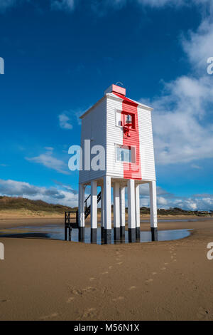 Burnham-on-Sea niedrige Leuchtturm ist in der Bristol Kanal, der die zweite größte Tidenhub in der Welt hat bei 15 Metern. Stockfoto