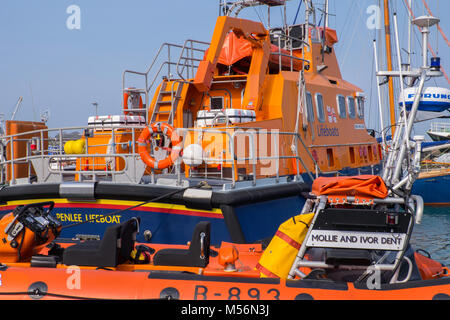 Die Penlee lifeboat im Hafen von Newlyn. Stockfoto
