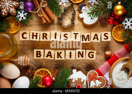 Weihnachten backen Hintergrund. Zutaten für Weihnachtsbäckerei auf hölzernen Tisch. Ansicht von oben Stockfoto