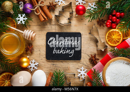 Weihnachten backen Hintergrund. Zutaten für Weihnachtsbäckerei auf hölzernen Tisch. Ansicht von oben Stockfoto