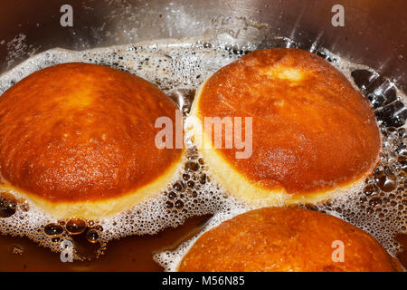 Traditionelle Krapfen frittieren in tiefen Fett Stockfoto