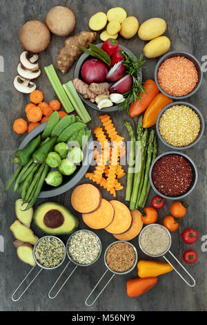 Gesunder Lebensstil essen Konzept mit Gemüse, Samen, Hülsenfrüchte, Heilkräuter und Gewürze Auswahl auf Marmor Hintergrund. Super Lebensmittel, die einen hohen Gehalt an Antioxidantien, Ballaststoffen, Stockfoto