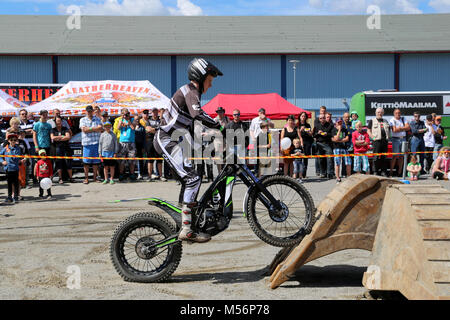 LOIMAA, Finnland - 15. JUNI 2014: Finnischer Meister Timo Myohanen gibt dem Publikum eine spannende Show in Motorrad Versuche an der HeMa Show 2013 in Loimaa, Stockfoto