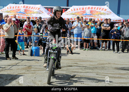 LOIMAA, Finnland - 15. JUNI 2014: Finnischer Meister Timo Myohanen gibt dem Publikum eine spannende Show in Motorrad Versuche an der HeMa Show 2013 in Loimaa, Stockfoto