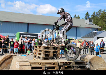 LOIMAA, Finnland - 15. JUNI 2014: Finnischer Meister Timo Myohanen gibt dem Publikum eine spannende Show in Motorrad Versuche an der HeMa Show 2013 in Loimaa, Stockfoto