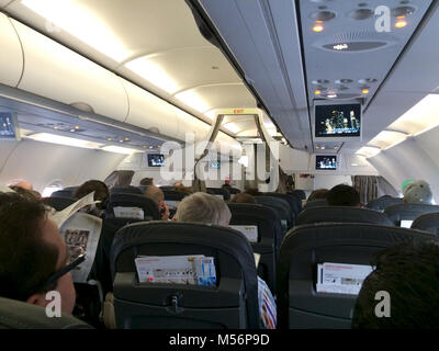 BERLIN, DEUTSCHLAND - Mar 31, 2015: Morgens Flug von Berlin nach Zürich an Bord ein SWISS Airbus A320 Stockfoto