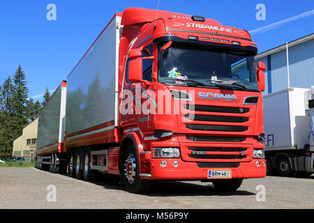 LOIMAA, Finnland - 15. JUNI 2014: Neue rote Scania Euro 6 V8 R580 bei HeMa Show 2013 in Loimaa, Finnland angezeigt. Stockfoto