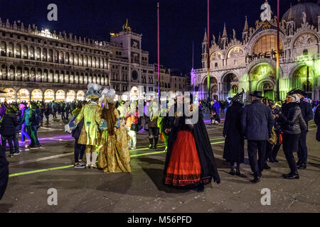 Maskierte Aufnahmen im San Marco Platz während der Feier der Karneval von Venedig 2018. Venedig, Italien. Februar 10, 2018. Stockfoto