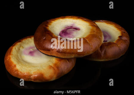 Brötchen mit Quark und Marmelade auf einem dunklen Hintergrund Stockfoto