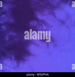 Hintergrund Batik - abstraktes Muster in Violett Schattierungen Stockfoto