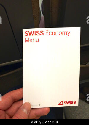 Zürich, Schweiz - Mar 31, 2015: Schweizer Küche Menü auf der Ebene der Economy Class Flug Stockfoto