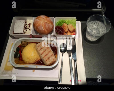 Zürich, Schweiz - Mar 31, 2015: Auf der Flucht warme Mahlzeit der Swiss International Airline in der Economy Class, Abendessen Stockfoto