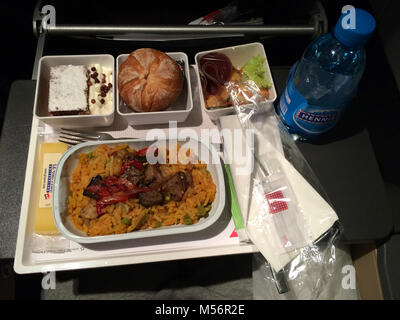 Zürich, Schweiz - Mar 31, 2015: Auf der Flucht warme Mahlzeit der Swiss International Airline in der Economy Class, Abendessen Stockfoto