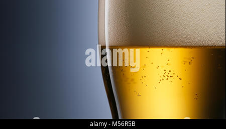 Konzept der Alkoholmissbrauch und gesundheitliche Probleme. Pint Lagerbier in der langsamen Bewegung gegen den dunklen Hintergrund für Kopie Raum war. Stockfoto