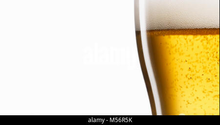 Konzept vom Glück und von der Feier. Pint Lagerbier in slow motion gegen weiße Hintergrund für Kopie Raum war. Stockfoto